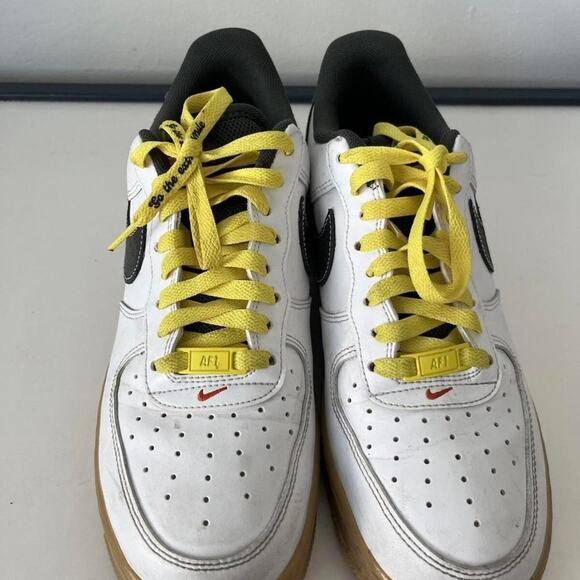 Size 8 nike air main image 7